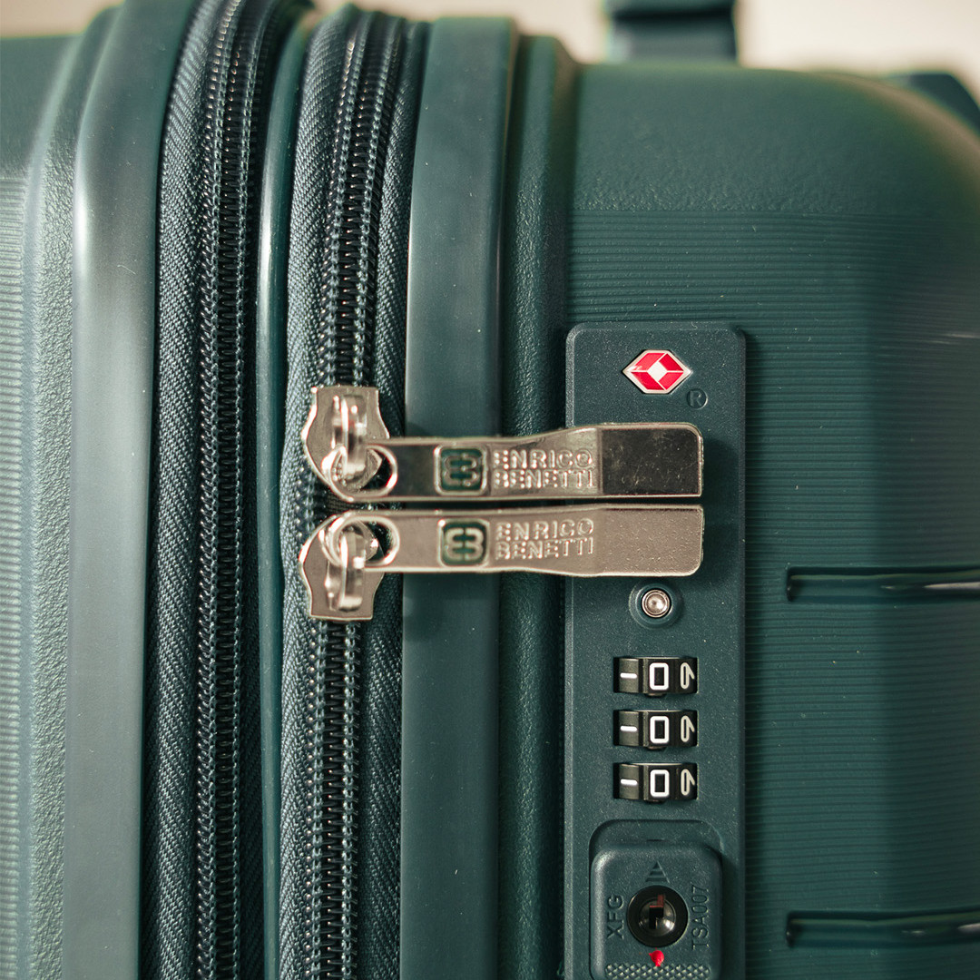 Značka Enrico Benetti nabízí, kromě klasických kabelek, batohu a aktovek, i cestovní kufry.Ty vynikají především...